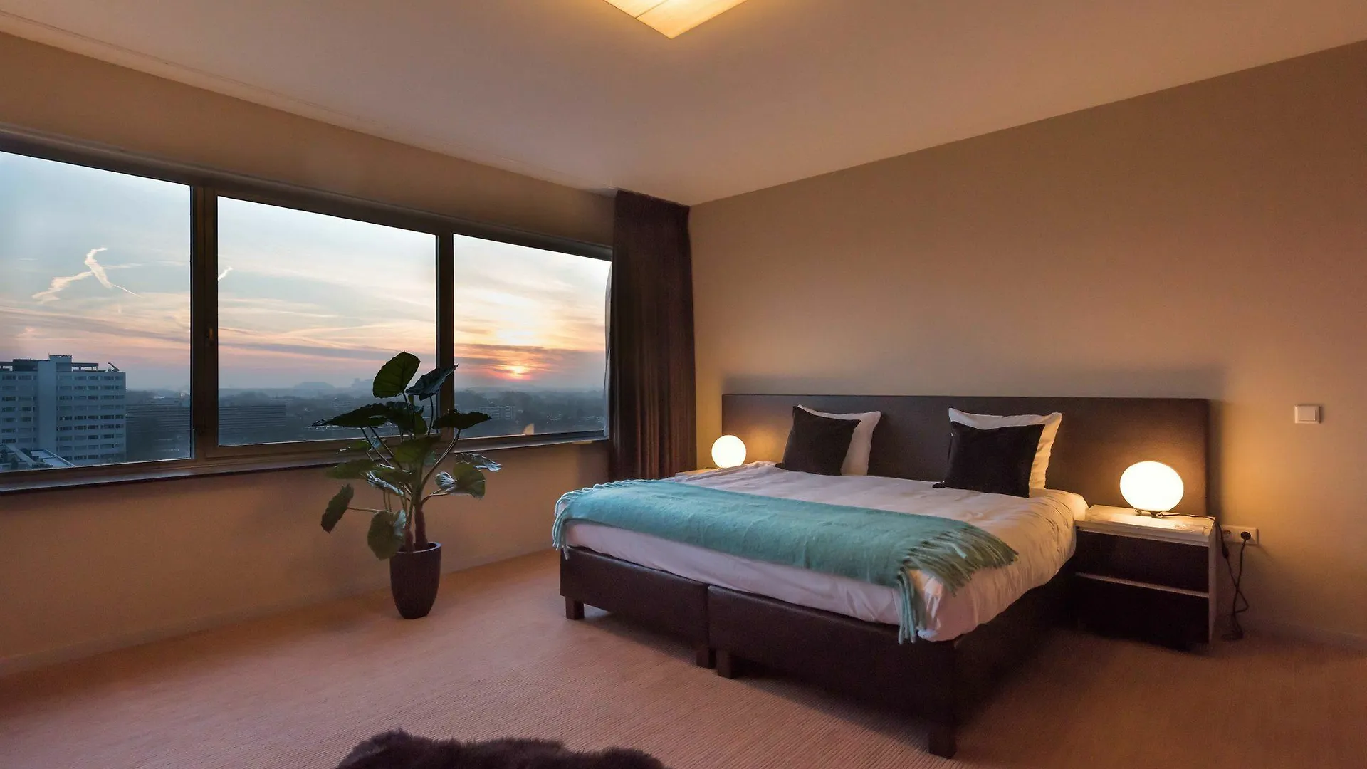 Htel Serviced Apartments Amsterdam contacts